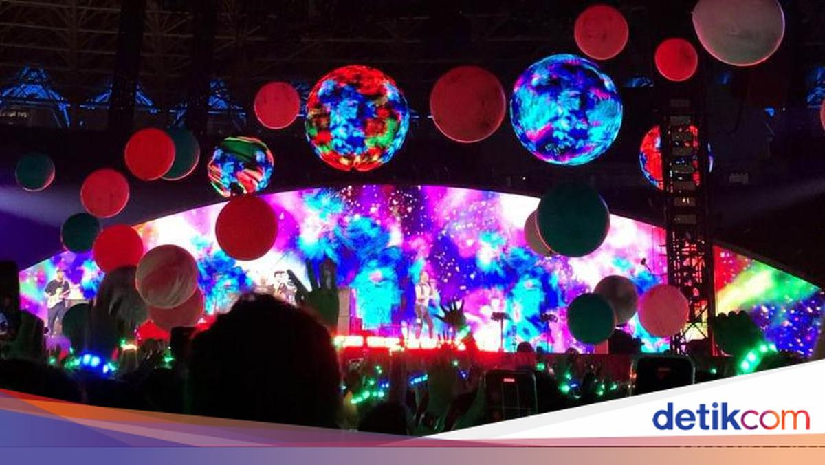 Wanita Vokalis Band Minta Maaf Usai Pose 'Gaya Takbir' di Konser Jakut