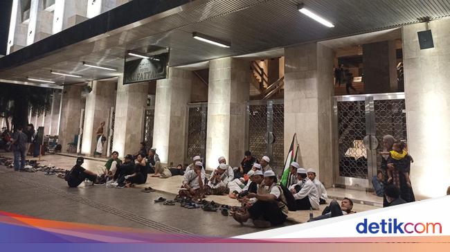 Devoted Muslims Travel Long Distances to Attend Munajat Kubro 212 Event in Jakarta