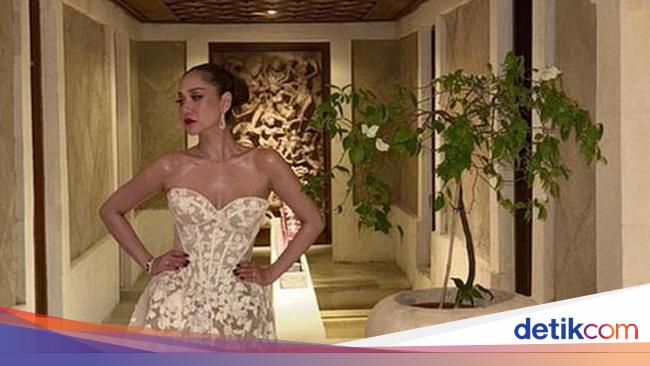 Penampilan Glamour Bunga Citra Lestari Saat Resepsi Pernikahan