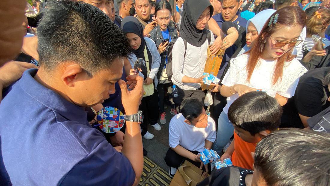 Gibran Dan Selvi Bagi-bagi Susu Ke Warga Saat CFD Di Bundaran HI