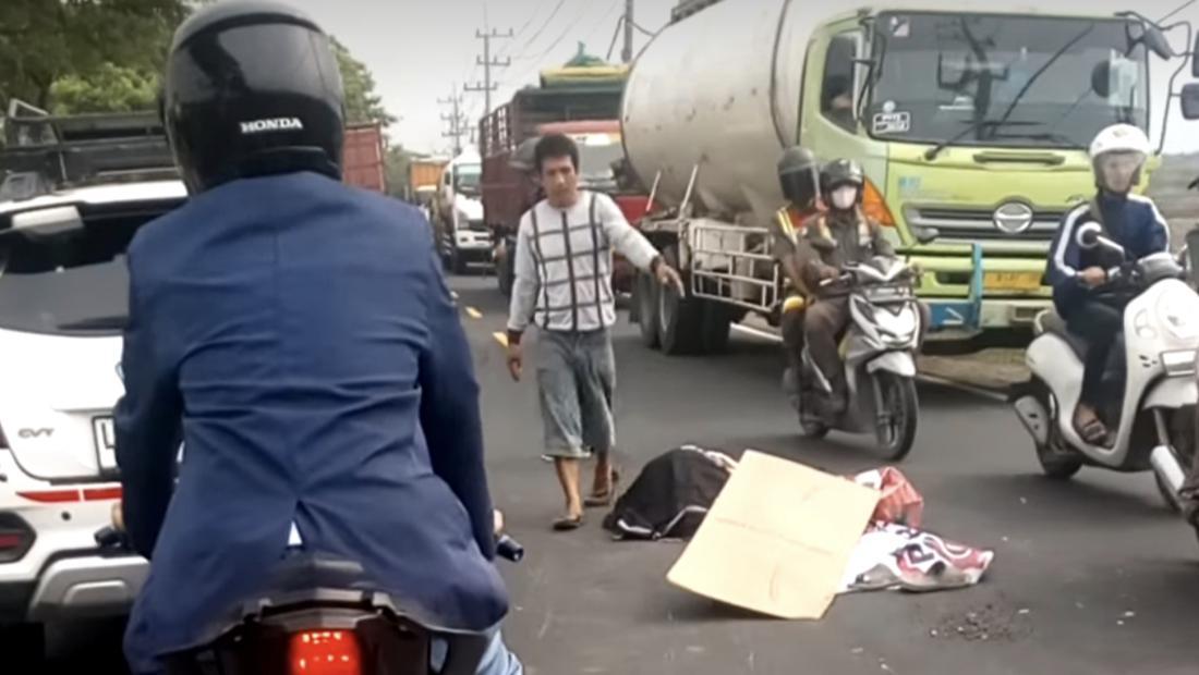 Gagal Nyalip, 2 Pemotor Di Gresik Tewas Terlindas Truk Saat Pulang Kerja