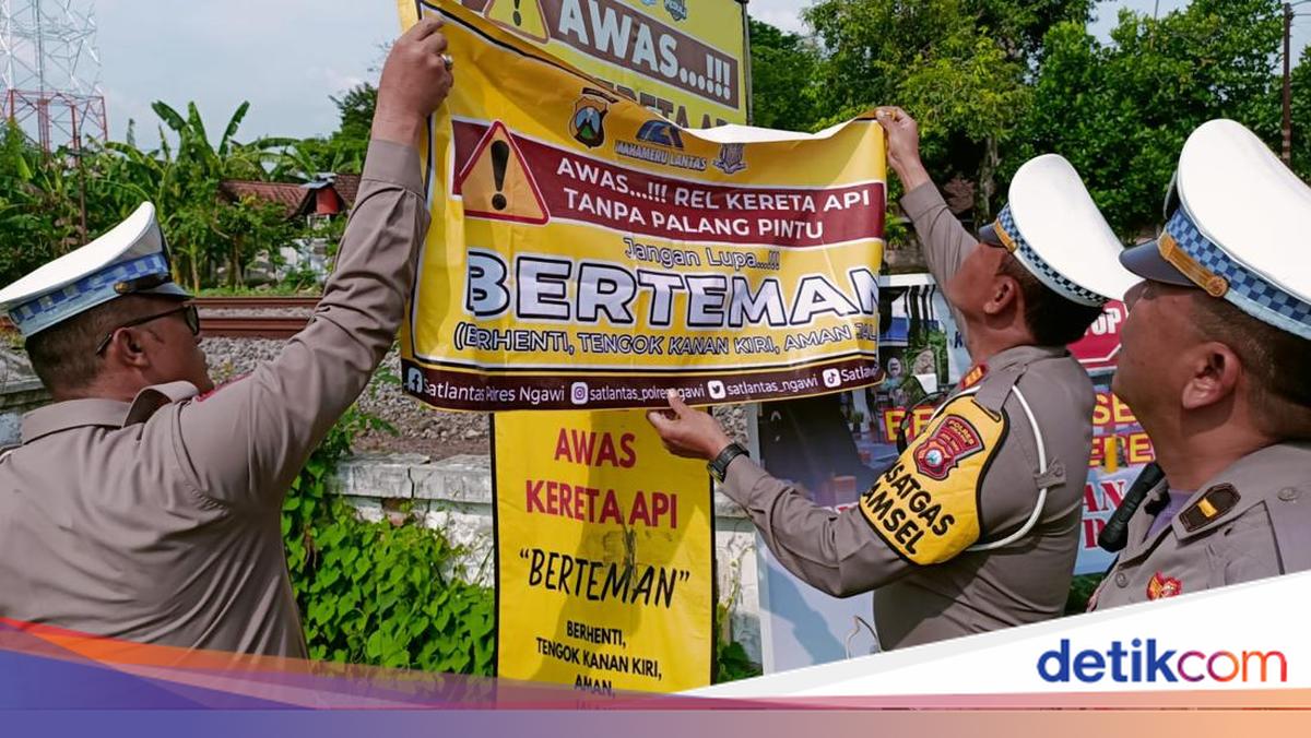 Polisi Ngawi Pasang Peringatan di Pelintasan KA yang Rawan Kecelakaan