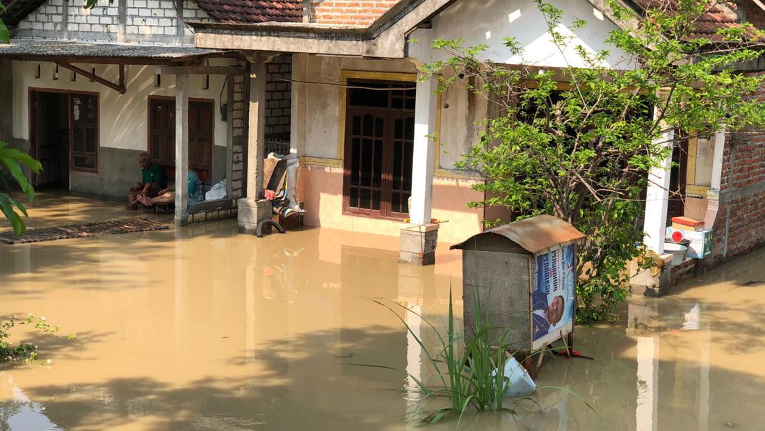 Puluhan Rumah Di Gresik Selatan Terendam Banjir Imbas Meluapnya Kali Lamong