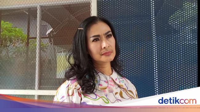 Air Mata Iis Dahlia Tumpah saat Bicara soal Anak