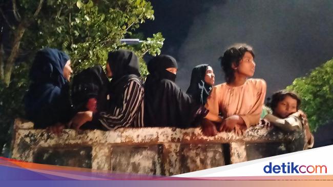 Warga Angkut 135 Pengungsi Rohingya Ke Kantor Gubernur Aceh Pakai Truk