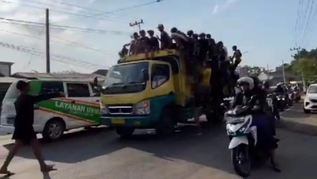 Aksi Remaja Hadang Truk Di Suramadu Bangkalan Bikin Resah Pengguna Jalan