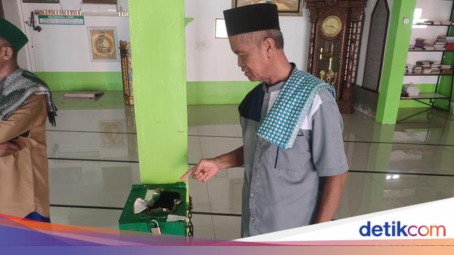 Viral Aksi Maling Bobol Kotak Amal Di Masjid Palembang