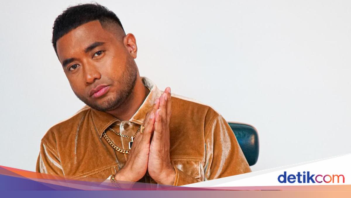 Rossiyalik ginekolog pornografik tasvirni tekshiradi.