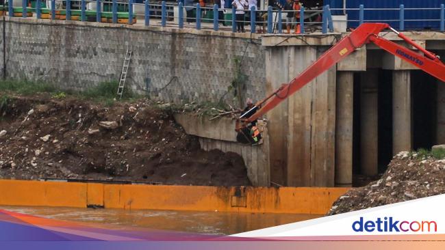 Jakarta Diterjang Banjir Kiriman, 2 Ribu Ton Sampah Diangkut dari Ciliwung