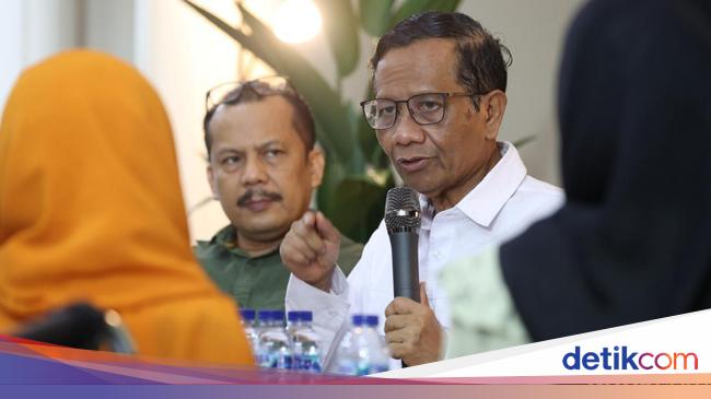 President Jokowi and Vice Presidential Candidate Mahfud Md Discuss Fertilizer Issues in Central Java