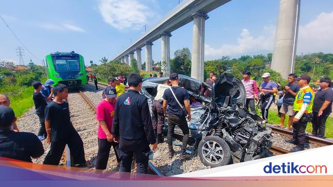 KA Feeder Whoosh vs Mobil 6 Penumpang: Bagaimana Masyarakat Bandung Merespons?