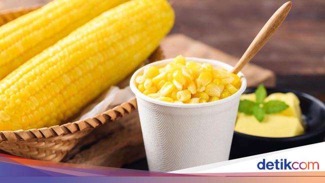 cara merebus jagung dengan panci dan air mendidih