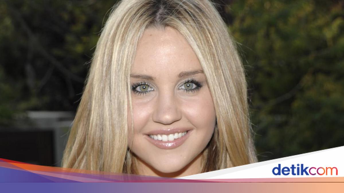 Onlayn porno tomosha qilish: Ogil onasini bezovta qiladi va uni sikishni xohlaydi