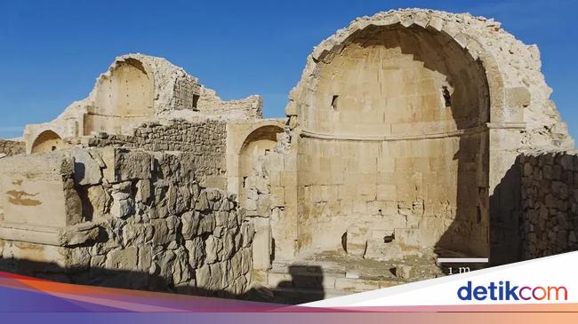 Gereja Fanorotodo Nias dengan ukiran Yesus dan murid di pintu besi