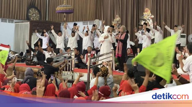 Siti Atikoh, Wife of Presidential Candidate 3 Ganjar Pranowo, Visits Albadru Alaina Islamic Boarding School in Tulungagung, East Java: Sings ‘Fish in a Pond’