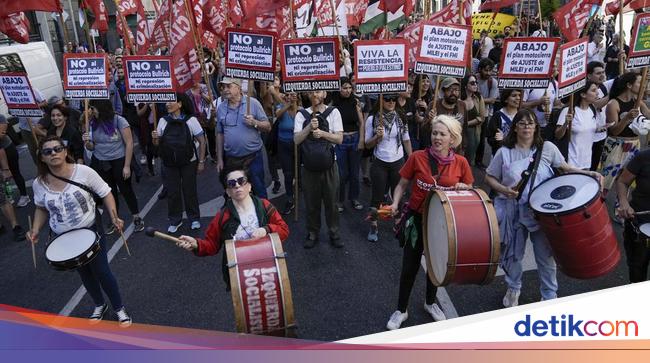 Warga menyebarluaskan informasi tentang protes