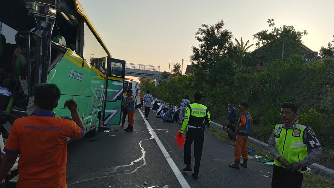 Bus Rombongan SMP Tabrak Truk Di Tol Karanganyar, Ini Daftar Korbannya