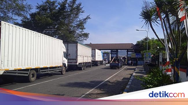 Petugas Keamanan Memeriksa Kendaraan di Pelabuhan Gilimanuk