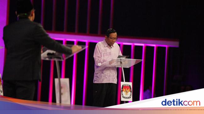 Ganjar Pranowo Explains Mother’s Day Clothes Change in Second Debate with Mahfud Md