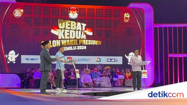 Mahfud Md Changes Clothes During Vice Presidential Debate in Jakarta