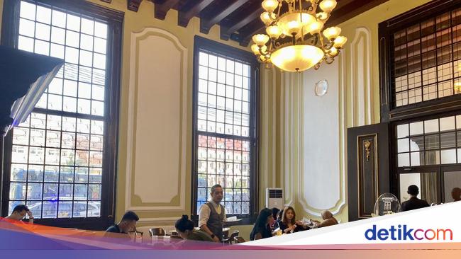 Toko Merah: Menikmati Kopi dan Pisang Goreng di Bangunan 293 Tahun