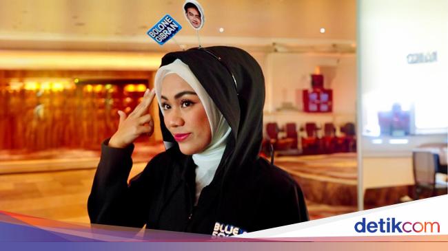 Zita Anjani Shows Support for Gibran: Wearing ‘Bolone Gibran’ Headband to Bawaslu Office