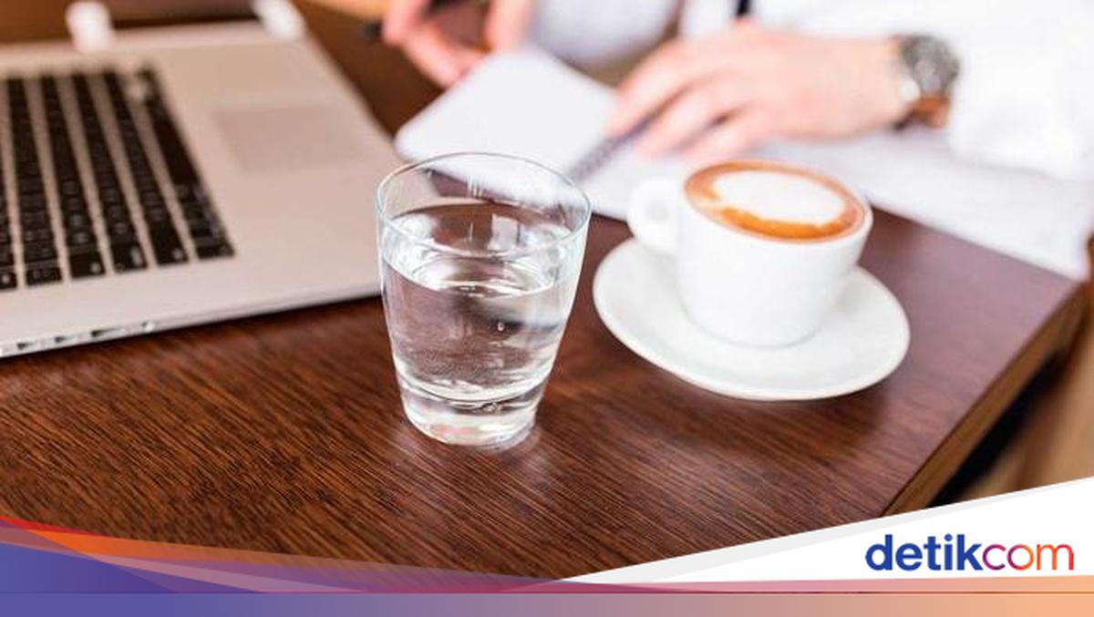 Minum Air Putih Sebelum Ngopi Bisa Cegah Dehidrasi dan Sakit Kepala Minum Air Putih Sebelum Ngopi Bisa Cegah Dehidrasi dan Sakit Kepala