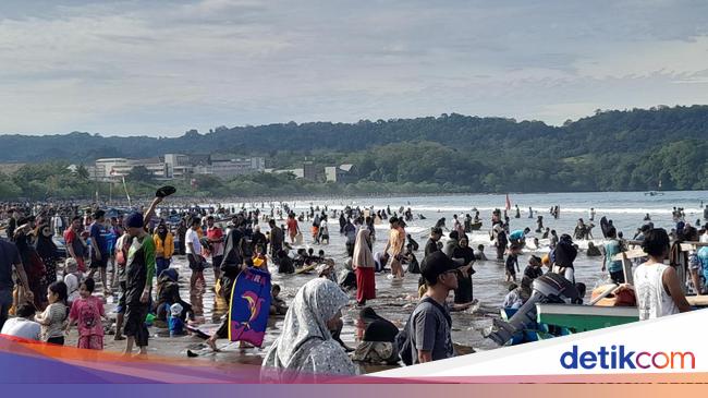 Libur Nataru Wisatawan Serbu Pantai Pangandaran