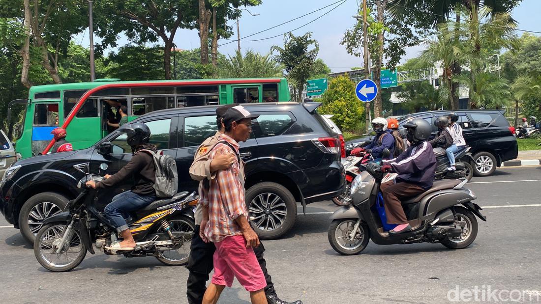 Warga Surabaya Bisa Laporkan Jukir Nakal Yang Pungut Parkir Mahal, Ini ...