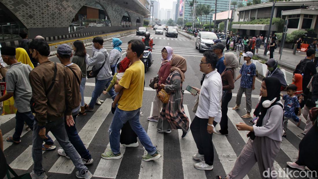 Libur Nataru, Kawasan Bundaran HI Dipadati Warga