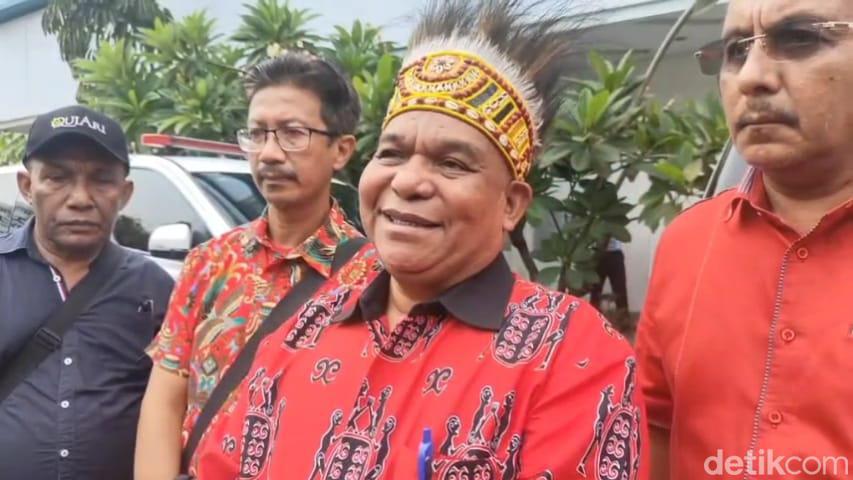 Jenazah Lukas Enembe Akan Diterbangkan Ke Papua Rabu Malam