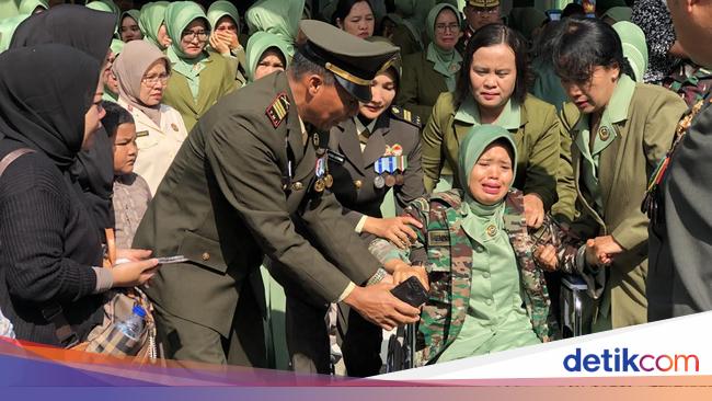 Family of Fallen Soldier in Tears as Body is Handed Over – DetikNorth Sumatra