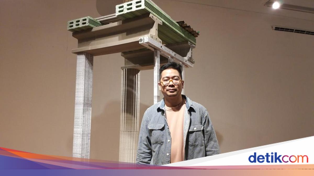 Irfan Hendrian Pakai 900 Kilogram Bekas Naskah Hukum untuk Karya Seni