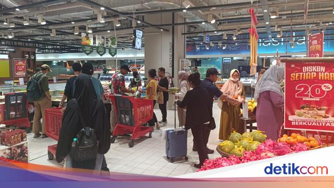 Makin Malam, Pengunjung Serbu Buah-buahan Segar di Transmart - detikFinance