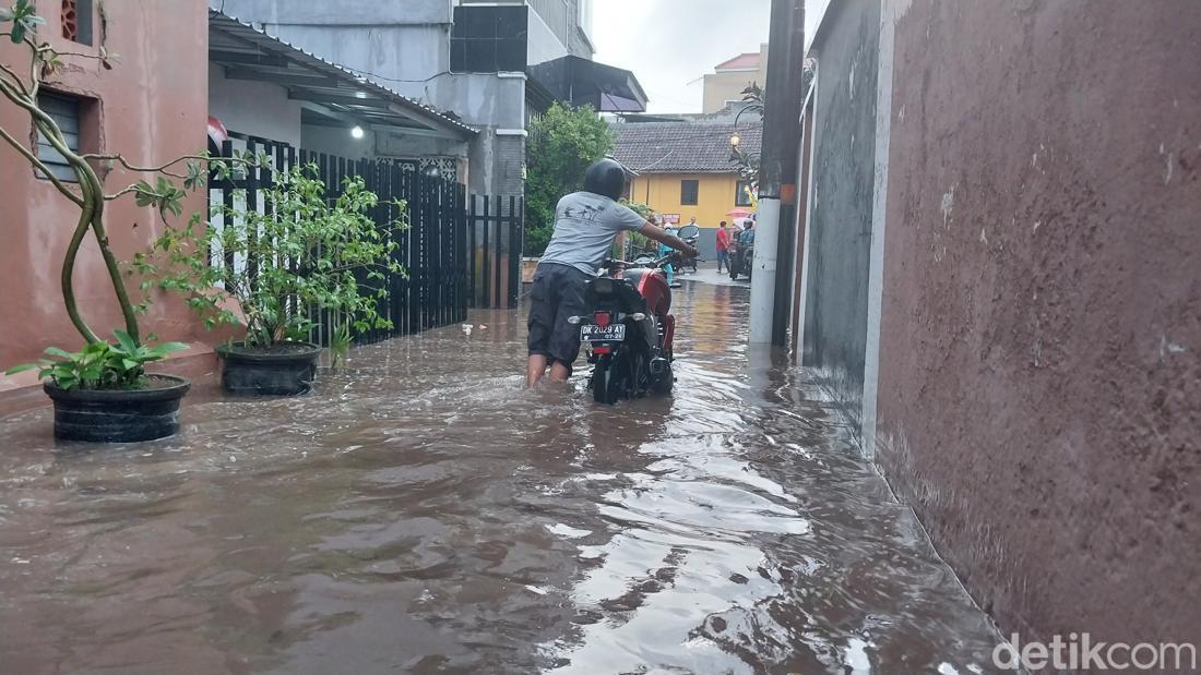 17 Titik Terendam Banjir Saat Kota Malang Diguyur Hujan Deras