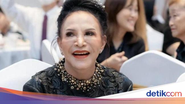 Mpok Atiek Diserbu Fans Saat Liburan ke Singapura Sampai Nyamar