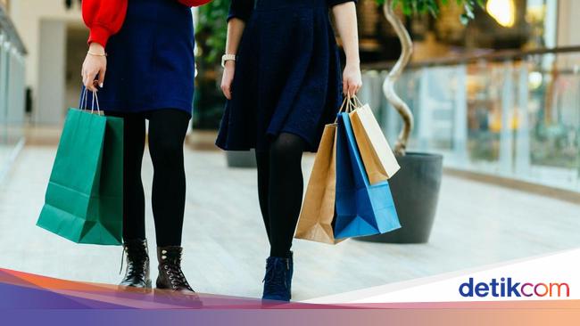 Staf Toko Barang Mewah Ini Kelimpungan Gara-gara Kelakuan Pembeli