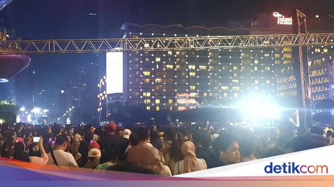 New Year’s Eve Celebrations at Indonesian Hotel Roundabout Draw Crowds in Jakarta