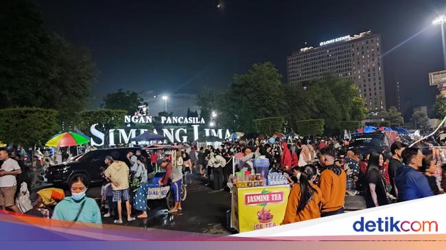 Potret Keramaian Warga Rayakan Tahun Baru 2024 di Simpang Lima Semarang