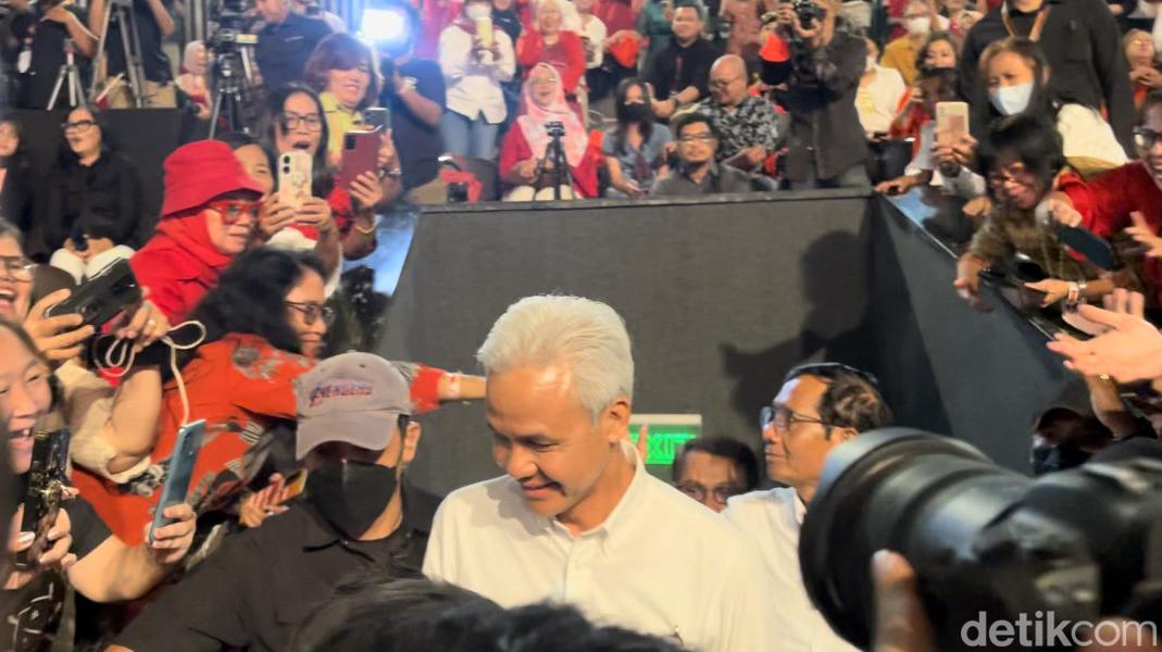 Kompak Berkemeja Putih, Ganjar-Mahfud Hadiri Konser Lilin Putih