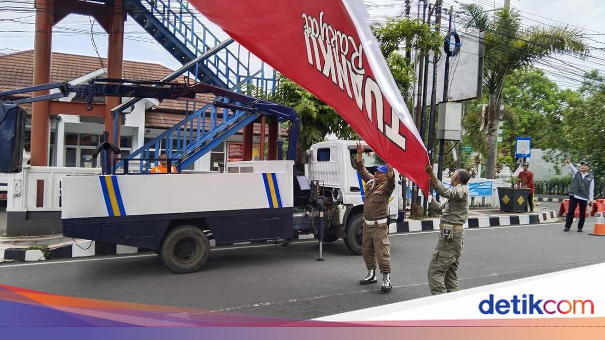 Bawaslu Kuningan Turunkan 5 Baligo Jumbo Langgar Aturan Kampanye