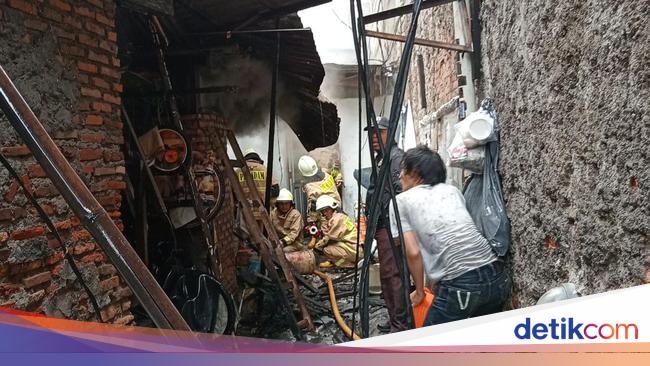 Massive Fire in Jelambar, West Jakarta: 15 Houses Burnt Down