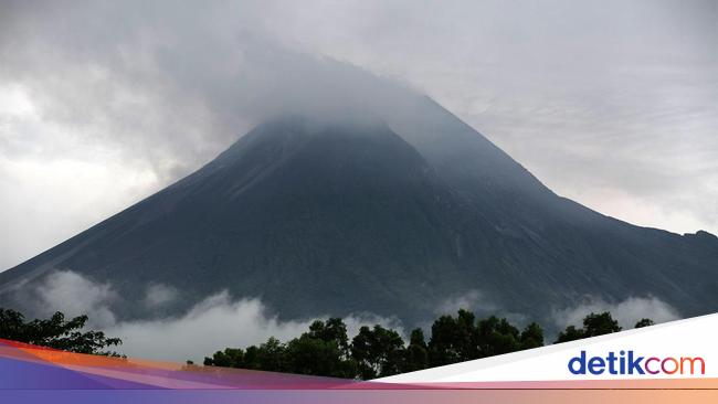 Merapi Muntahkan Awan Panas 1,8 Km ke Arah Kali Bebeng