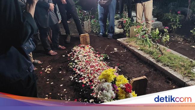 Train Crash Victim Julian Dwi Setiyono’s Emotional Funeral Draws Dozens