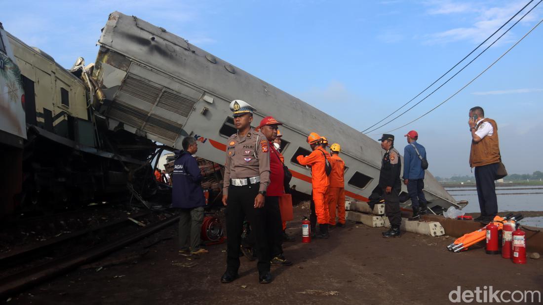 Tabrakan Kereta Turangga Vs KA Bandung Raya, Masinis Masih Terjepit