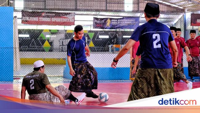 Gibran Rakabuming Raka Plays Fun Futsal Sarungan Bareng Samsul with Gus and Ning in Cirebon City