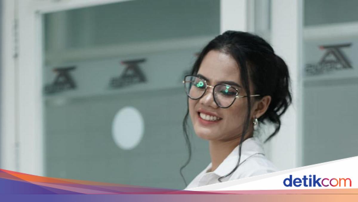 Binafsha sochlar va katta kokrak porno Binafsha sochlar va katta kokrak porno