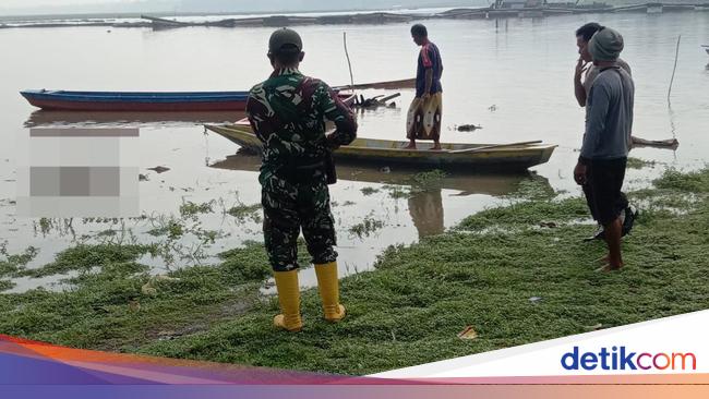 Tim polisi dan relawan SAR mengevakuasi mayat di Sungai Brantas