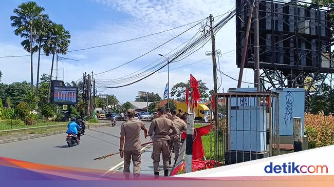 Bawaslu Bogor Tertibkan Ratusan Alat Peraga Kampanye Yang Langgar Aturan 