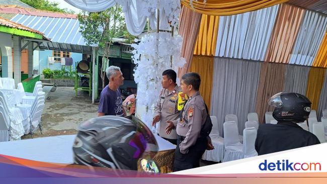 Warga bersihkan lokasi tenda hajatan yang rusak